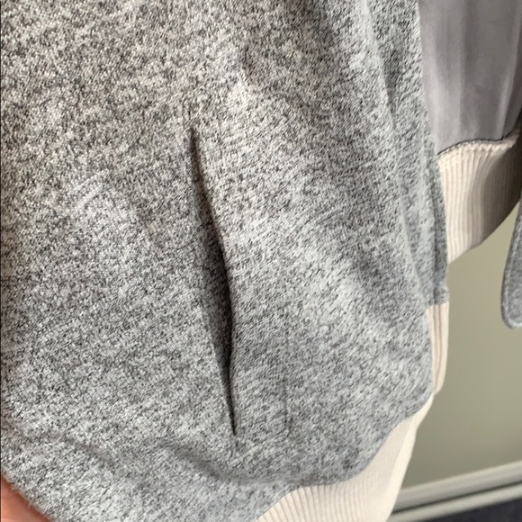 Like new! GAP knit bomber jacket light cream - Picture 4 of 7